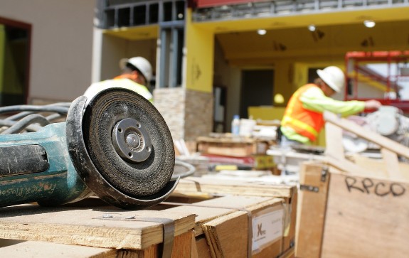 Electricidad - Sanitaria - Albañilería - Pintura - Obra seca - Carpintería - Herrería - Reformas - Azoteas - Cerrajería - Equipamientos eléctricos y mecánicos