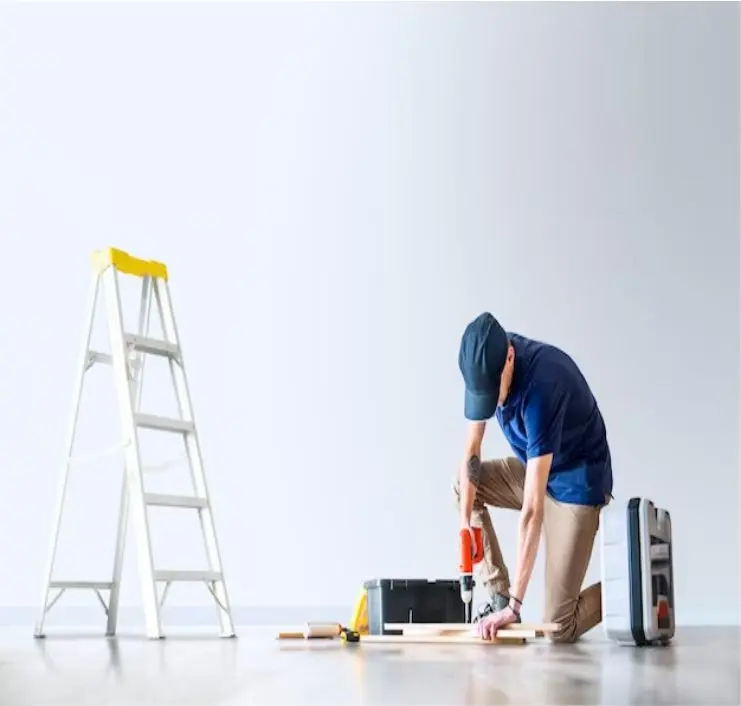 Técnico realizando mantenimiento preventivo en un edificio