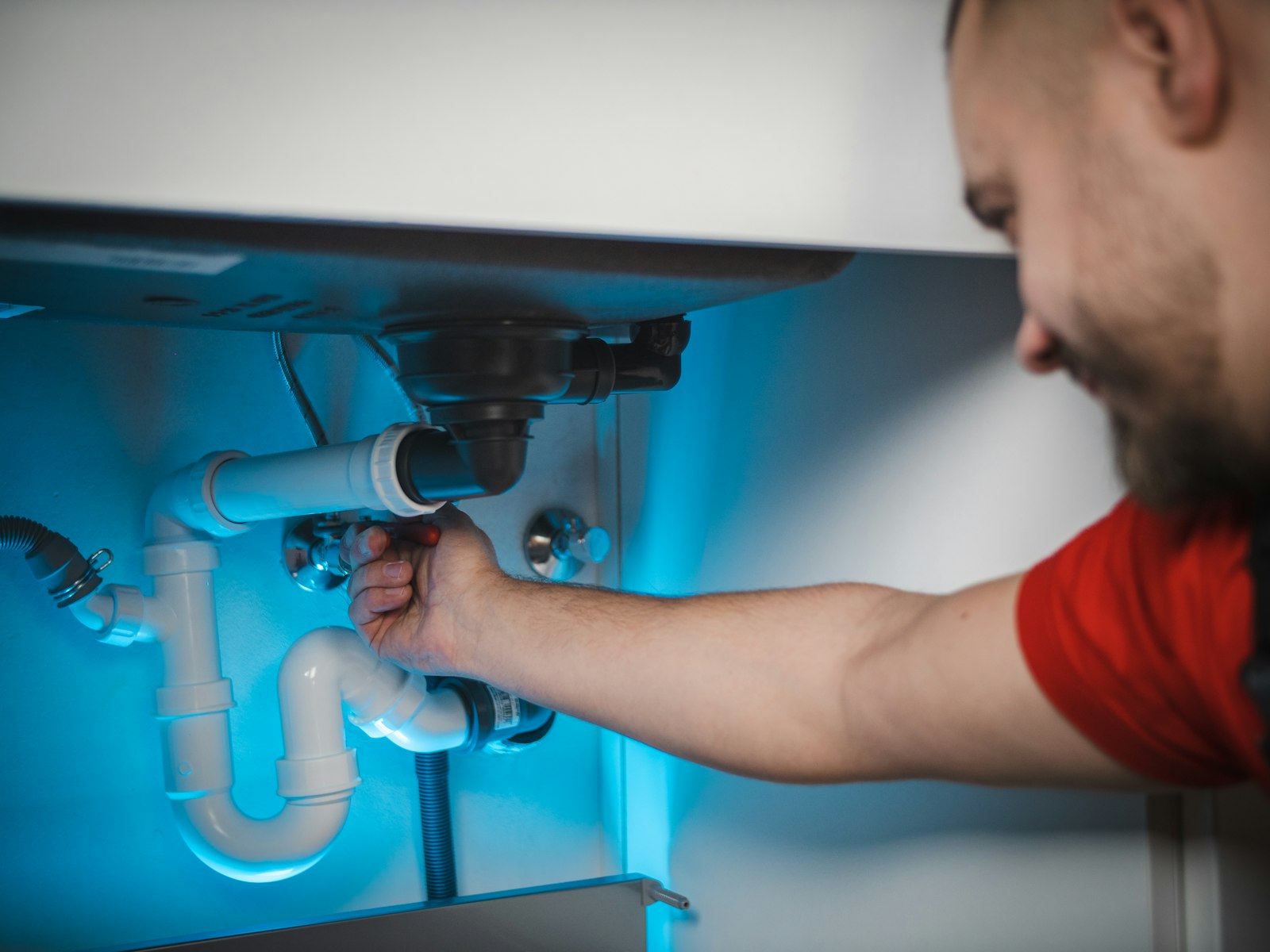 Técnico realizando mantenimiento de instalaciones sanitarias